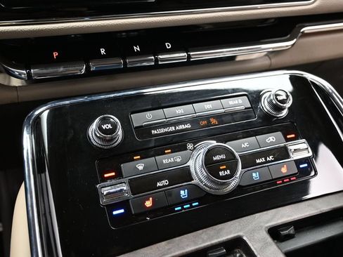 Used 2024 Lincoln Navigator Premiere AWD/4WD image 45