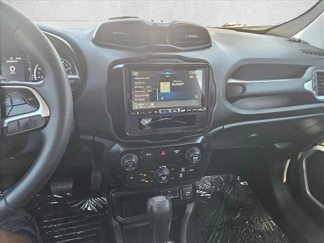 Used 2020 Jeep Renegade Latitude w/ Popular Equipment Group FWD image 13