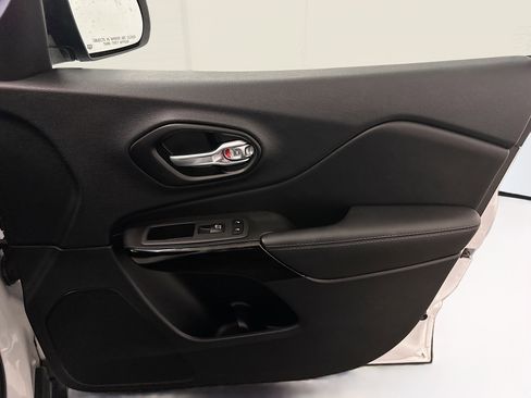 Used 2023 Jeep Cherokee Altitude Lux AWD/4WD image 34