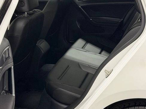 Used 2018 Volkswagen Golf SE image 9