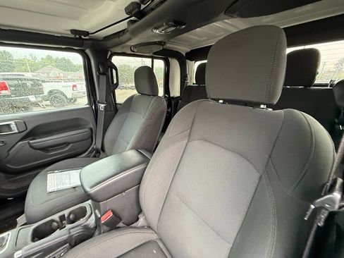 Used 2023 Jeep Gladiator Sport AWD/4WD image 15