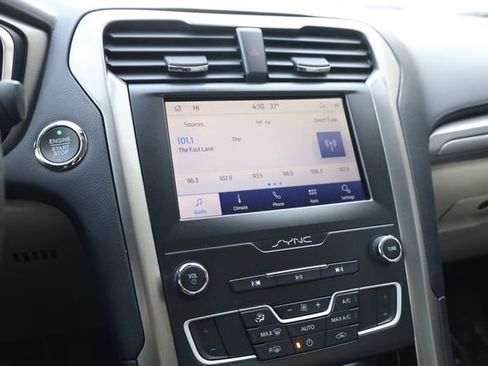 Used 2020 Ford Fusion SE image 19