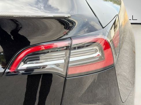 Used 2022 Tesla Model Y Performance image 10