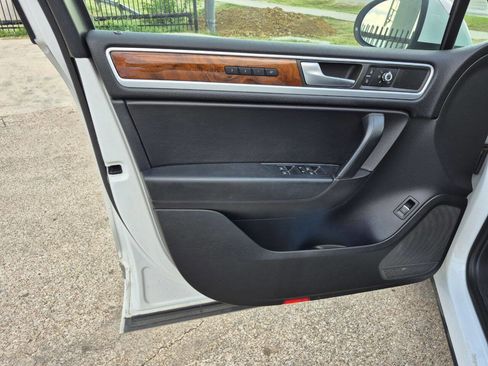 Used 2014 Volkswagen Touareg TDI image 11