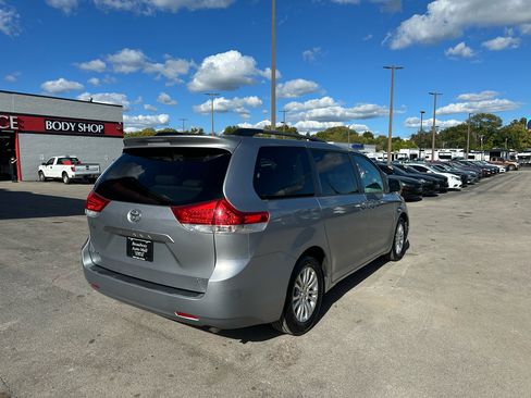 Used 2013 Toyota Sienna XLE image 3