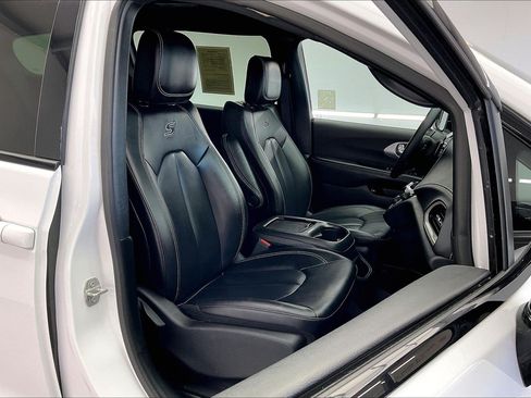 Used 2024 Chrysler Pacifica Limited FWD image 6