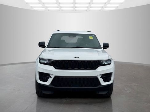 Certified 2025 Jeep Grand Cherokee Altitude image 2