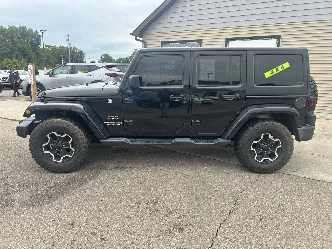 Used 2016 Jeep Wrangler Unlimited Sahara w/ Connectivity Group AWD/4WD image 8