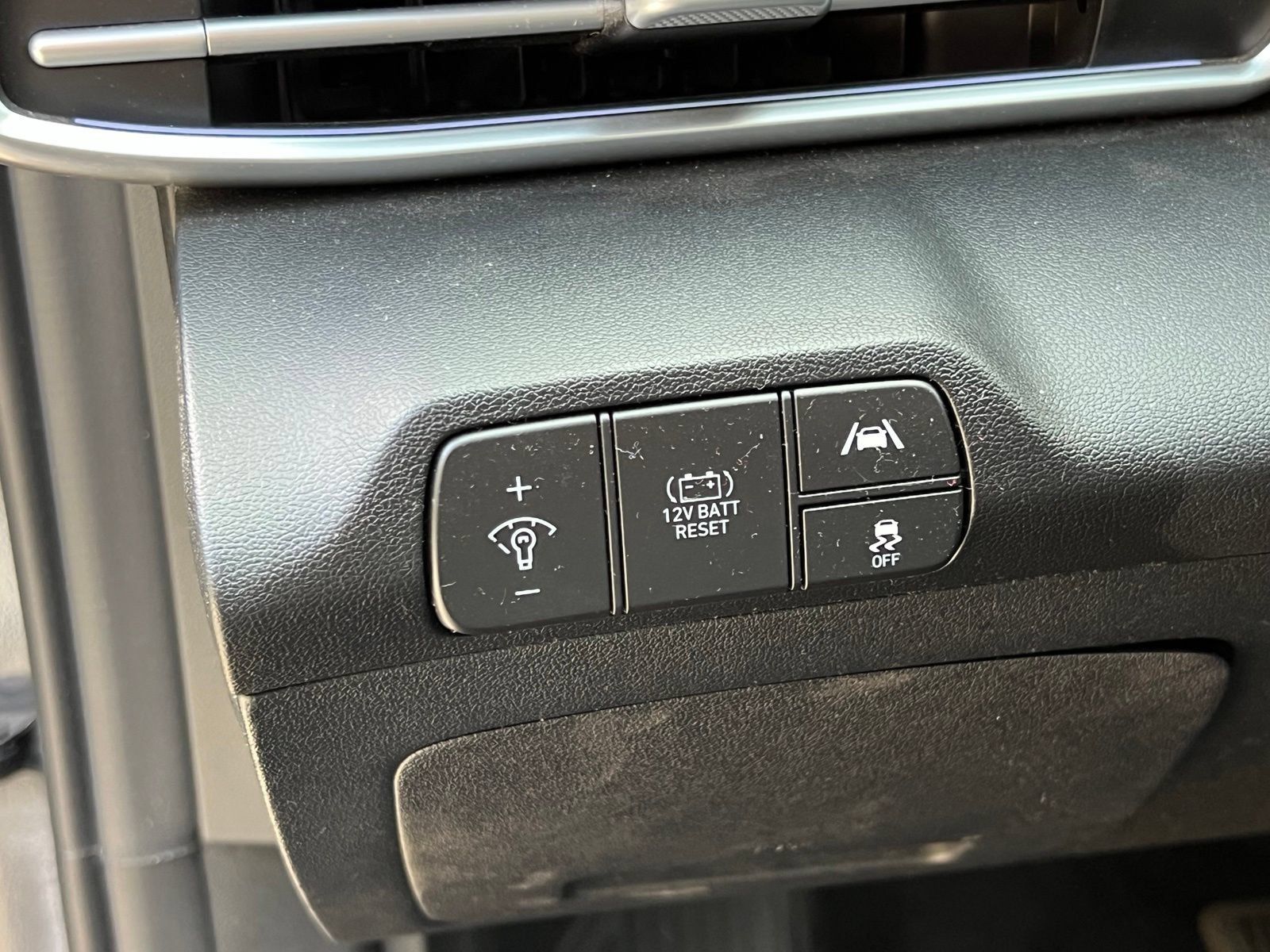 Certified 2023 Hyundai Elantra Limited w/ Preferred Accessory Package FWD image 27