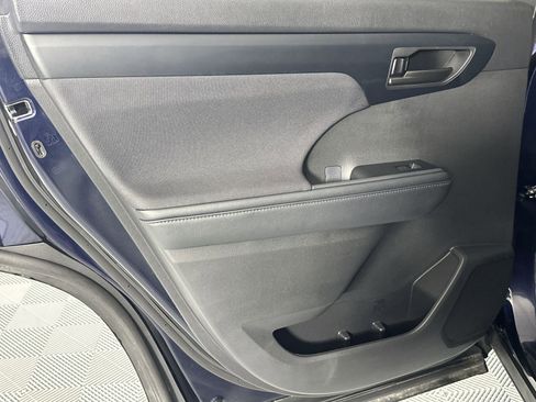 Used 2025 Toyota Highlander LE FWD image 27