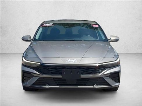 Used 2025 Hyundai Elantra Limited FWD image 2