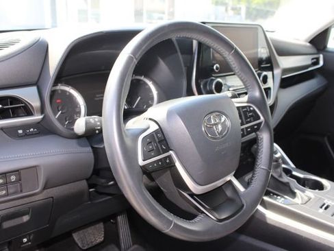 Used 2024 Toyota Highlander LE AWD/4WD image 8