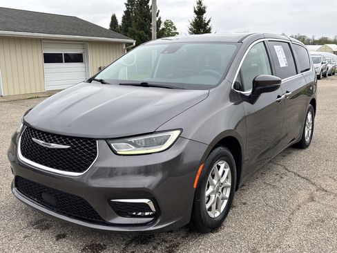 Used 2023 Chrysler Pacifica Touring-L FWD image 11
