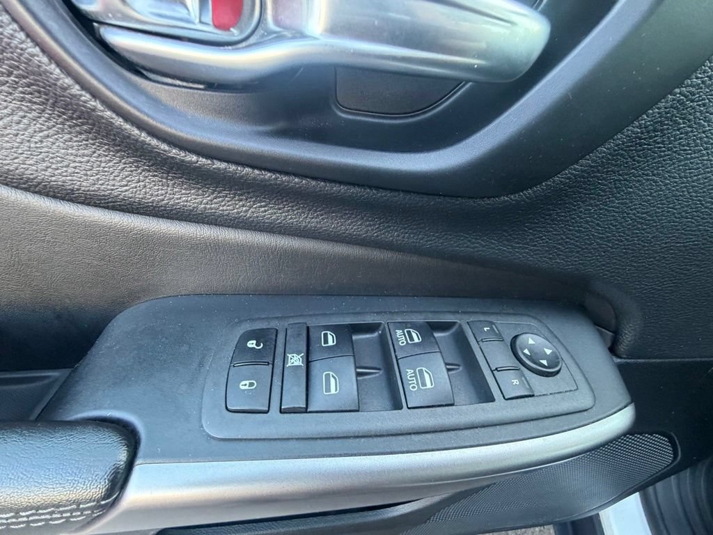 Used 2022 Jeep Cherokee Latitude Lux w/ Sun & Sound Group AWD/4WD image 21