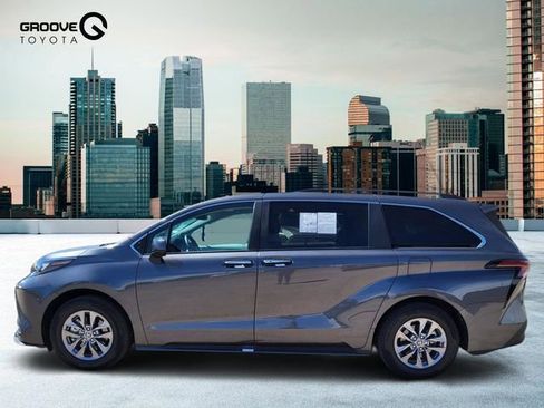 Used 2025 Toyota Sienna XLE w/ XLE Plus Package image 2