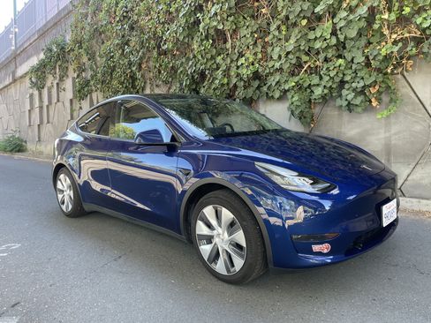Used 2023 Tesla Model Y Long Range AWD/4WD image 2