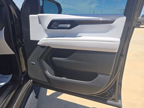 Used 2025 Chevrolet Tahoe Premier AWD/4WD image 30