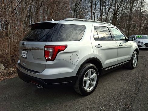 Used 2018 Ford Explorer XLT w/ Equipment Group 202A image 6