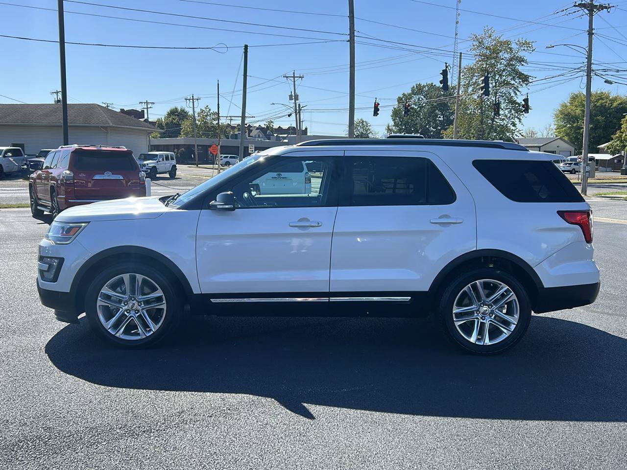 Used 2017 Ford Explorer XLT w/ Equipment Group 202A FWD image 8
