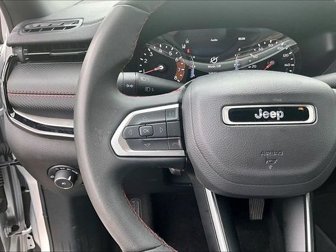 Used 2025 Jeep Compass Trailhawk AWD/4WD image 18