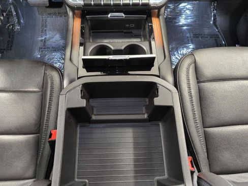 Used 2025 GMC Yukon XL Denali AWD/4WD image 17