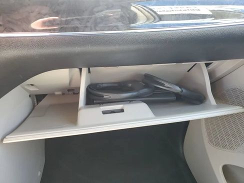 Used 2016 Chrysler Town & Country Touring FWD image 16