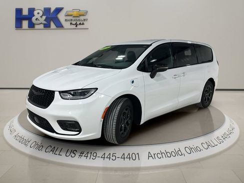 Used 2024 Chrysler Pacifica Limited FWD image 3