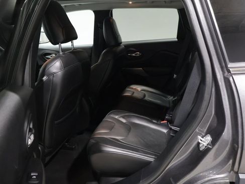 Used 2019 Jeep Cherokee Limited image 17