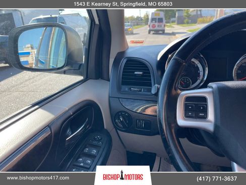 Used 2016 Dodge Grand Caravan SXT w/ Rear Park Assist Package FWD image 24