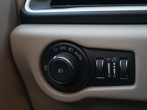 Used 2024 Chrysler Pacifica Touring-L image 23