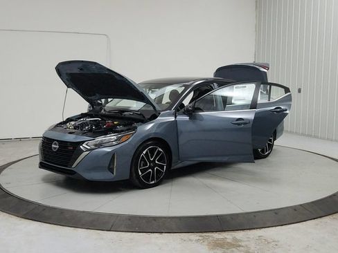 Used 2025 Nissan Sentra SR FWD image 12