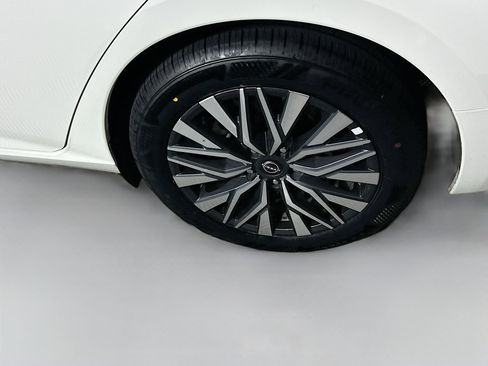 Used 2025 Nissan Altima 2.5 SV FWD image 11