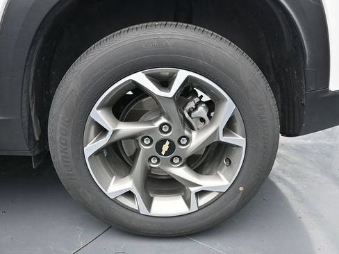 Used 2025 Chevrolet Trax LT w/ LT Convenience Package FWD image 10