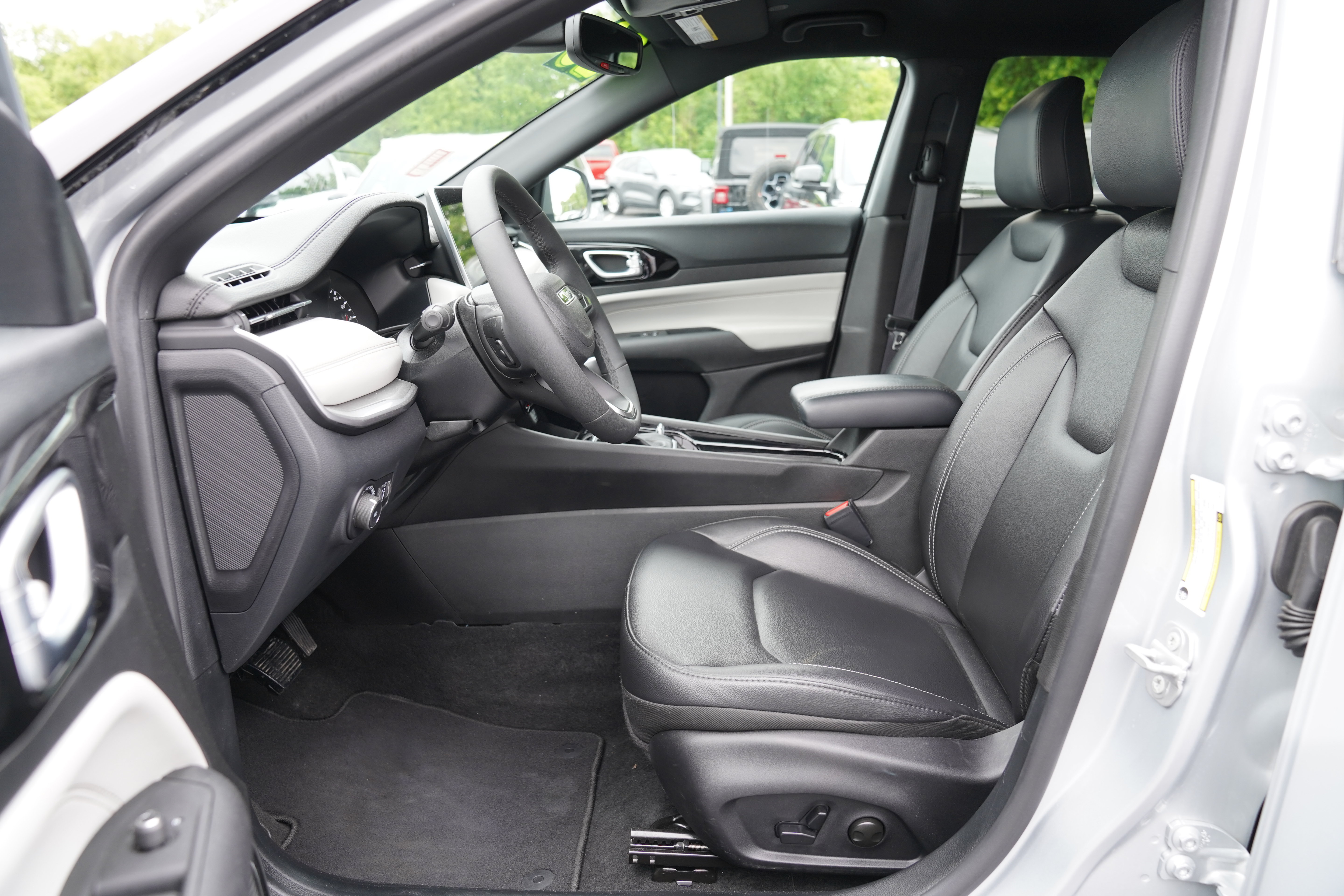 Used 2026 Jeep Compass Limited AWD/4WD image 4