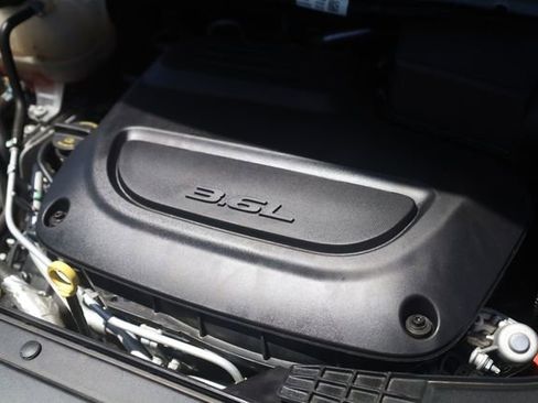 Used 2024 Chrysler Pacifica Touring-L FWD image 7