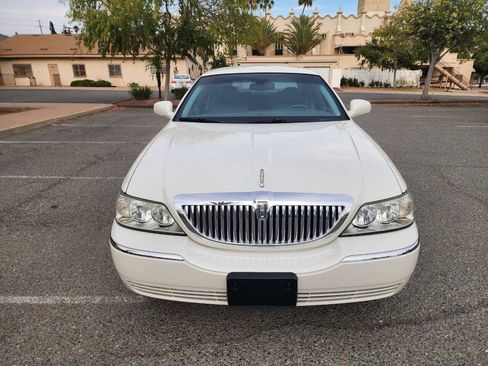 Used 2004 Lincoln Town Car Signature RWD image 3