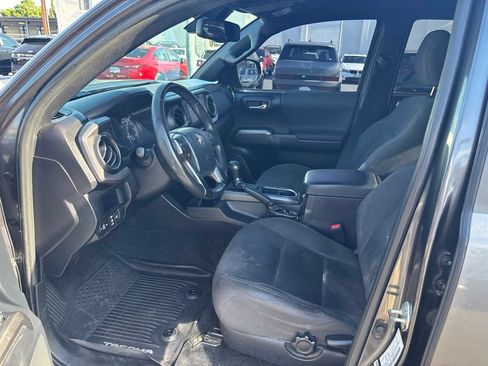 Used 2018 Toyota Tacoma TRD Sport w/ Technology Package RWD image 12