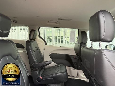 Used 2024 Chrysler Pacifica Touring-L FWD image 15