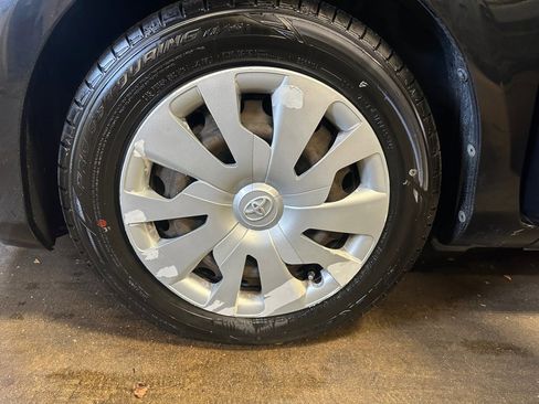 Used 2017 Toyota Yaris L image 31