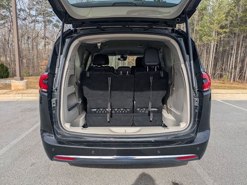 Used 2023 Chrysler Pacifica Touring-L image 28