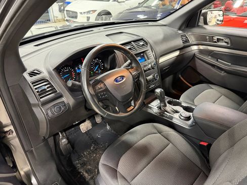 Used 2019 Ford Explorer XLT image 12