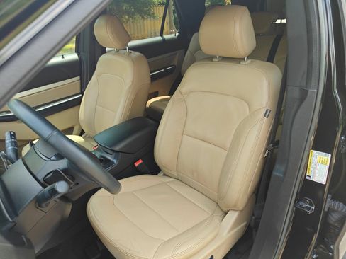 Used 2017 Ford Explorer XLT w/ Equipment Group 202A FWD image 6