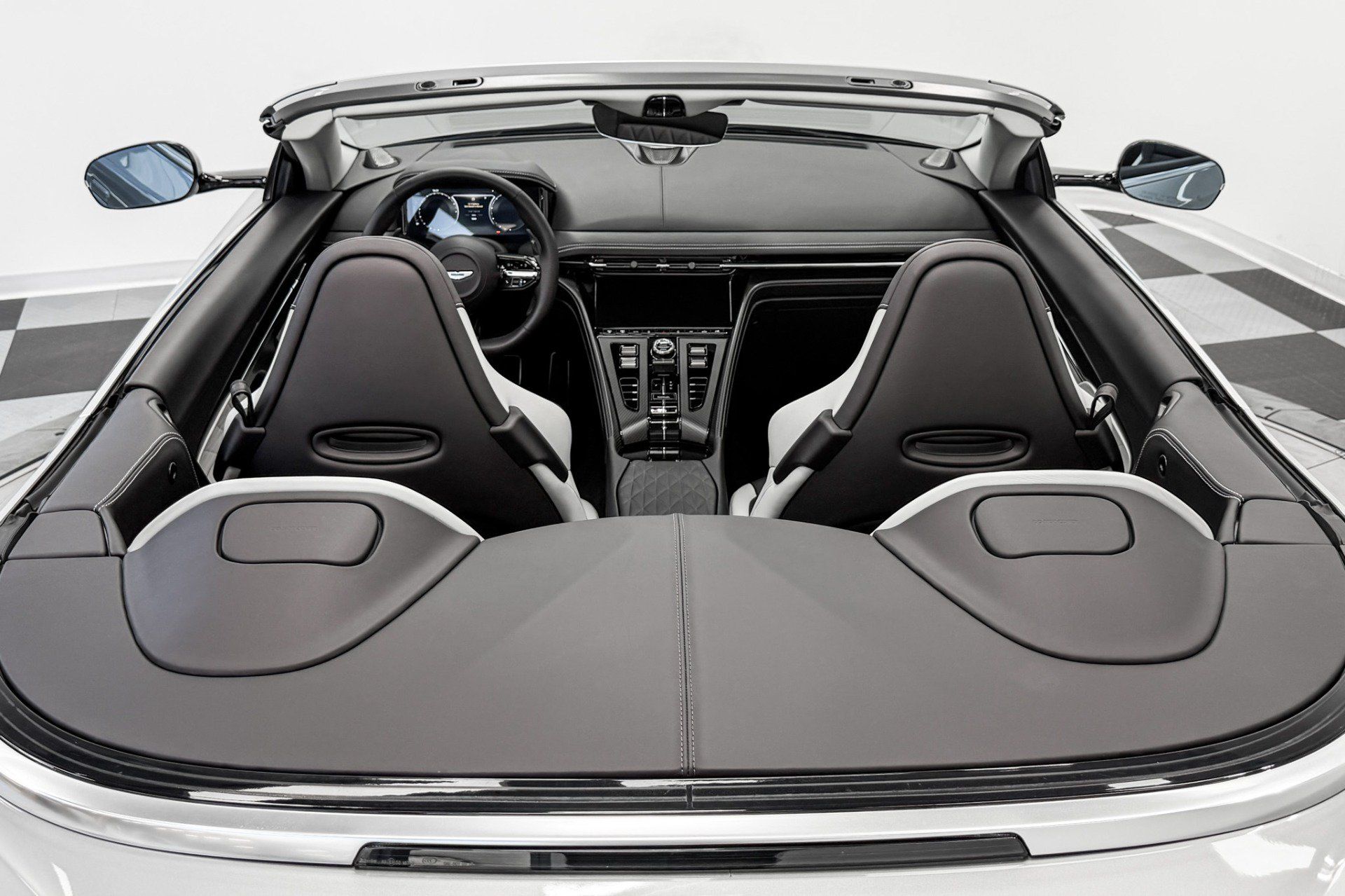 Used 2025 Aston Martin DB12 Convertible RWD image 31