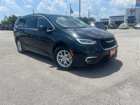 Used 2023 Chrysler Pacifica Touring-L FWD image 2