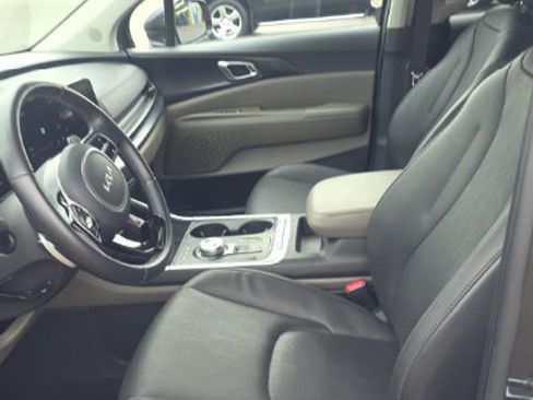 Used 2026 Kia Carnival LXS FWD image 5