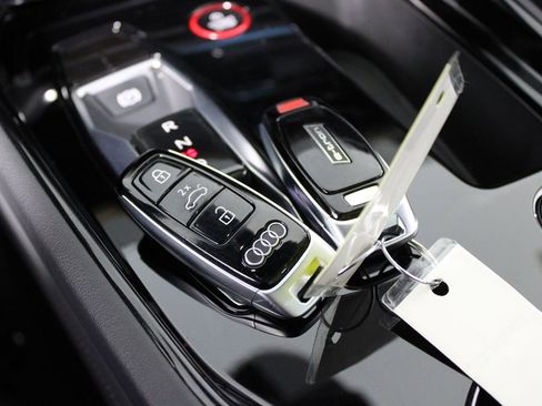 Used 2023 Audi e-tron GT Premium Plus image 30