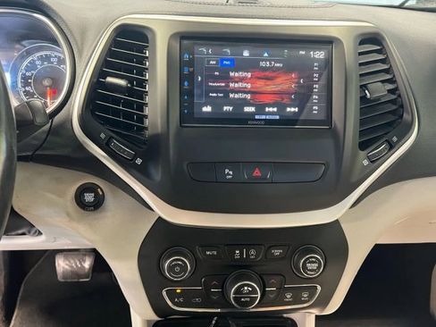 Used 2019 Jeep Cherokee Limited image 10