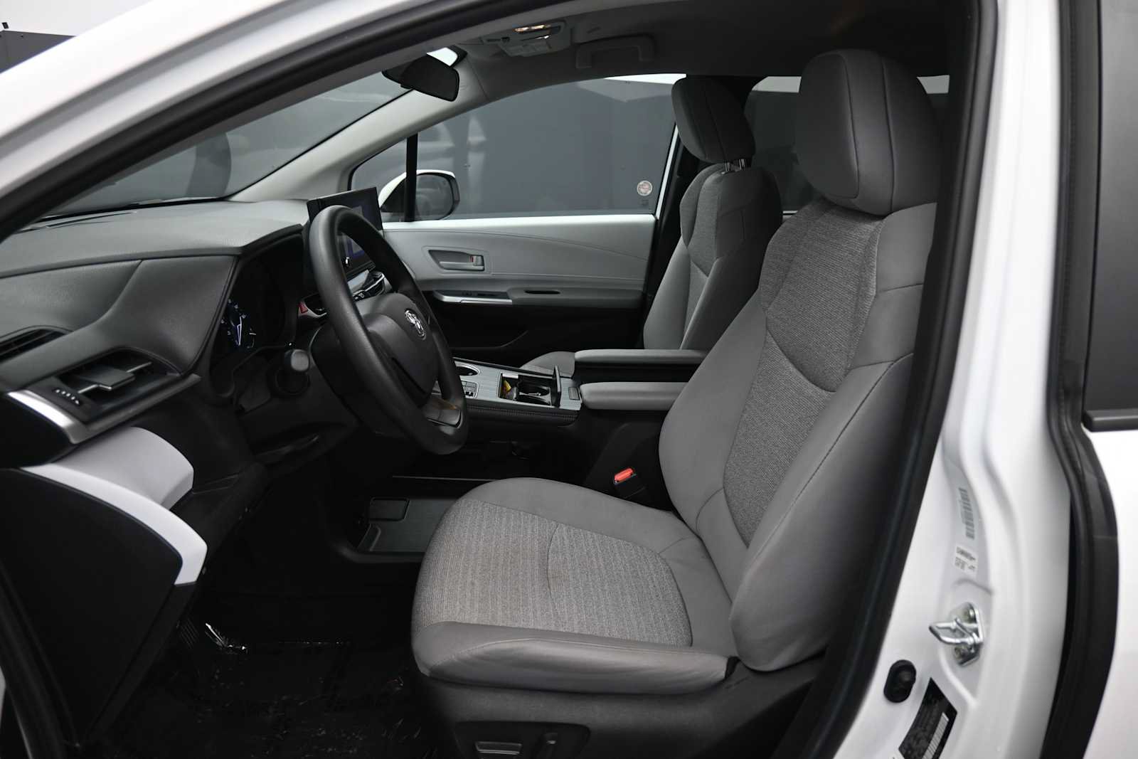 Certified 2025 Toyota Sienna LE FWD image 18