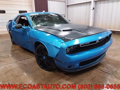 Used 2018 Dodge Challenger SXT image 1