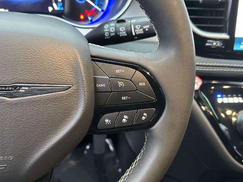 Used 2024 Chrysler Pacifica Limited image 21
